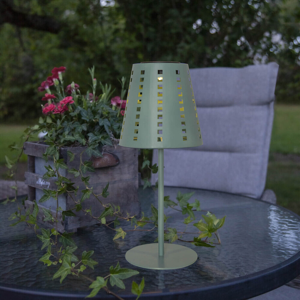 Hochwertige grüne Solarleuchte von Star Trading für den Outdoor-Einsatz in dekorativem Design