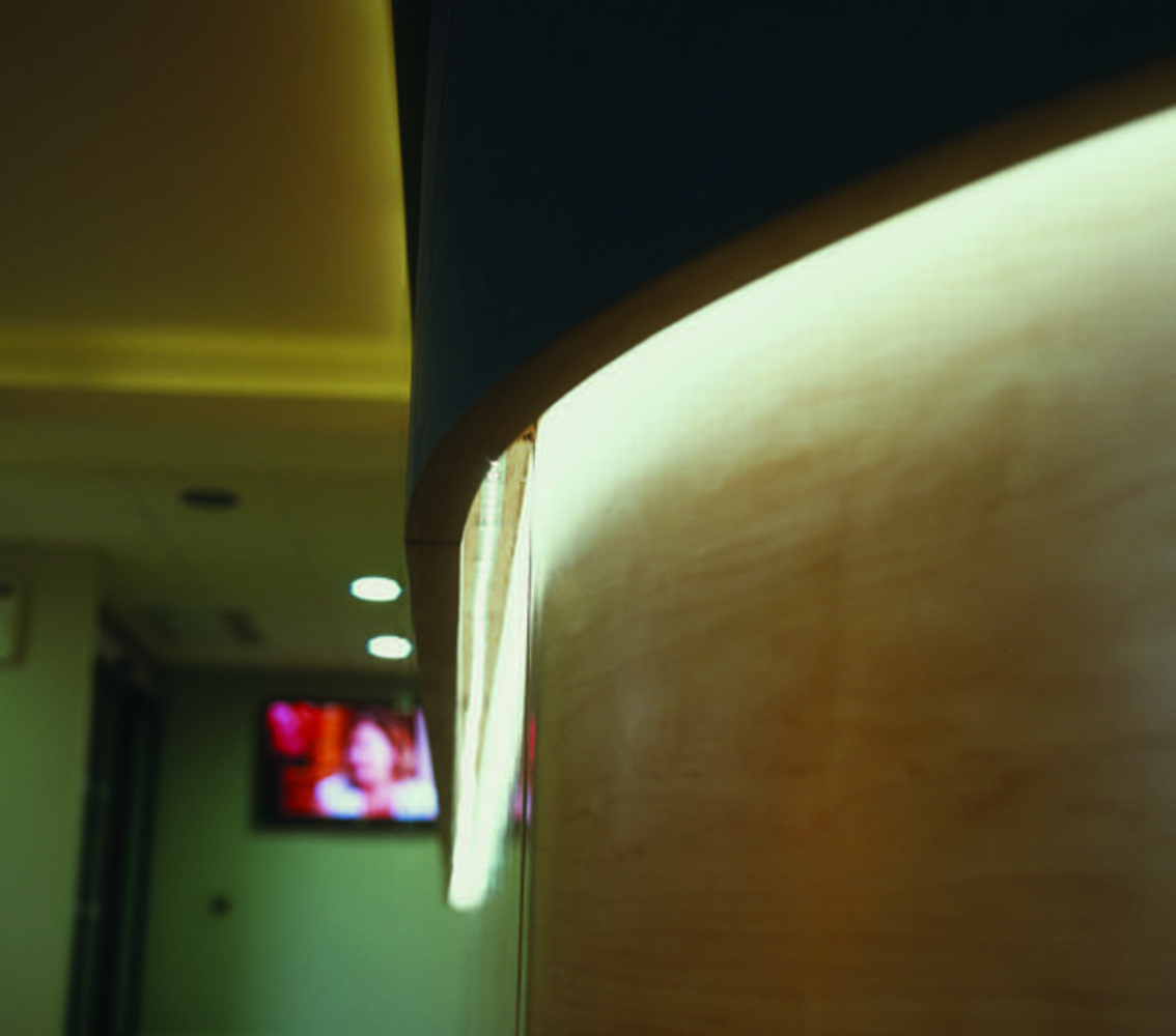 Premium LED-Streifen in warmweiß von LED Universum, ausgestattet mit 60 LEDs pro Meter und IP65-Zertifizierung