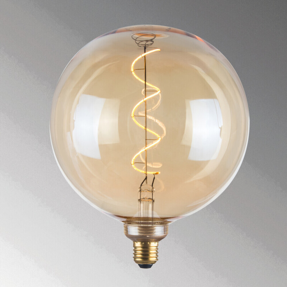 Detailaufnahme eines bernsteinfarbenen Filament Leuchtmittels der Marke FHL easy in stimmungsvoller Beleuchtung