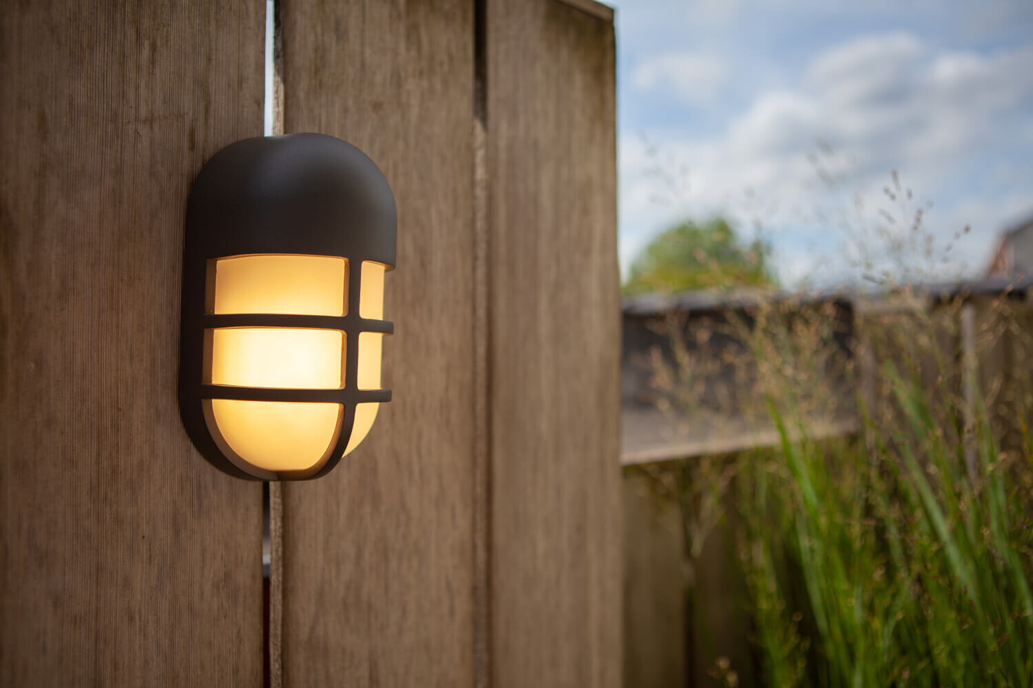 Leistungsstarke ECO-LIGHT LED Außenleuchte BULLO, die Ihr Zuhause in brillantem Licht erstrahlen lässt