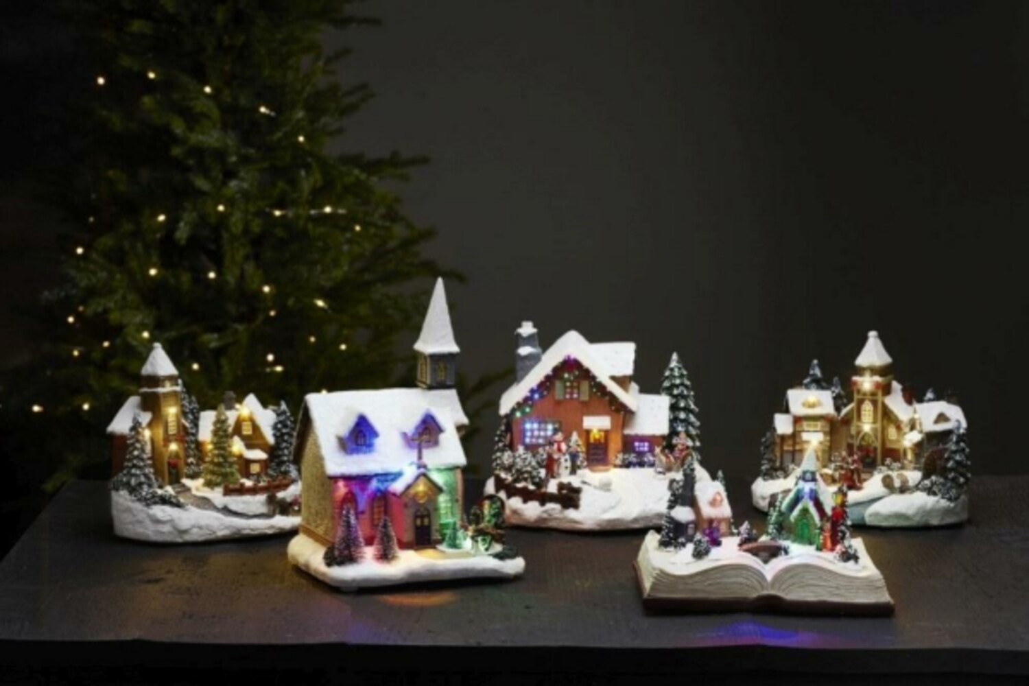 Bunte LED-Weihnachtsszene Winterville von der Marke Star Trading, betrieben mit Batterien