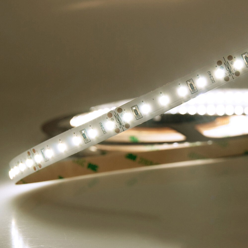 Hochwertiger LED Streifen von Isoled mit warmweißer Leuchtcharakteristik