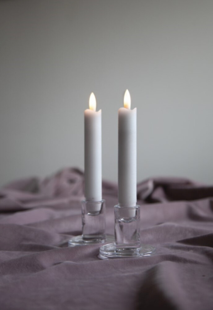 Atmosphärische LED Kerzen von Star Trading mit lang anhaltender Flamme in elegantem Weiß