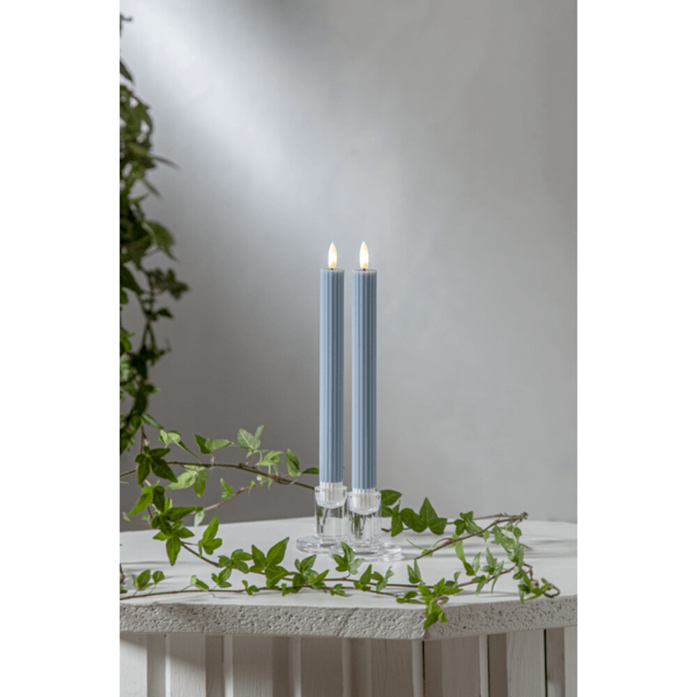 Stilvolles blaues LED Kerzen Set von Star Trading mit natürlicher Flamme und Timer