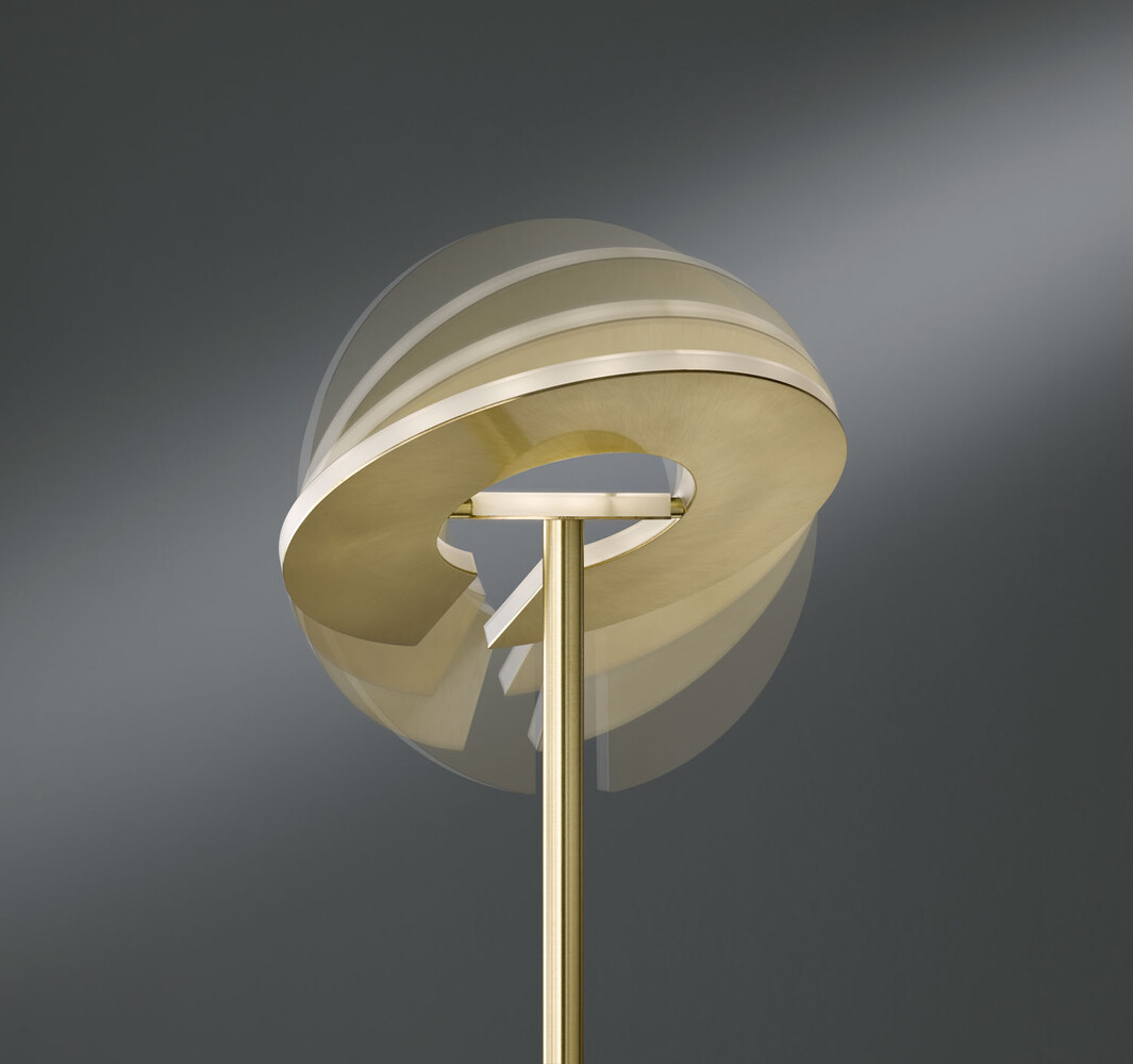 Elegante LED Stehlampe von Fischer & Honsel mit leuchtender Energieeffizienz