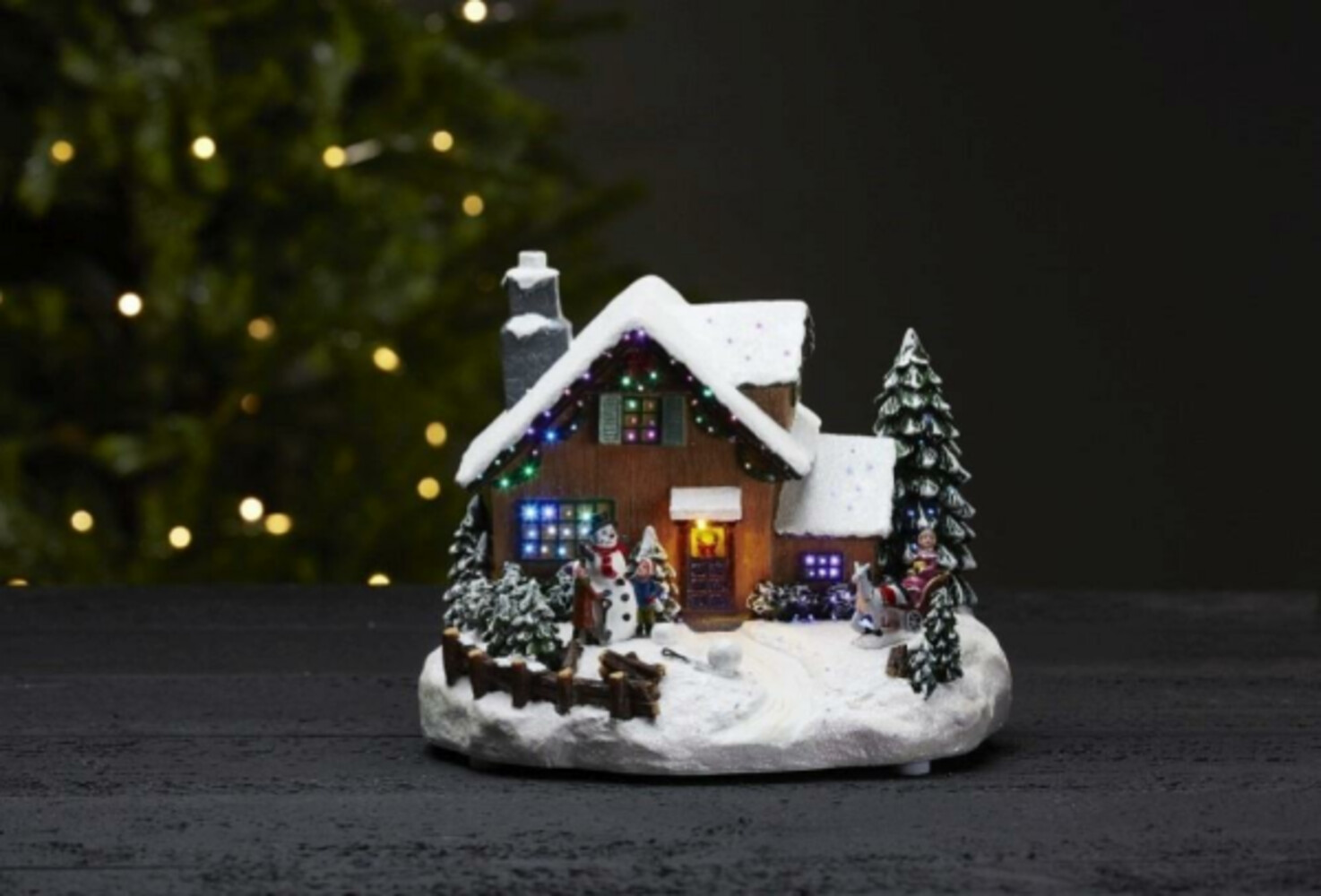 Farbenfrohe LED Weihnachtszene Winterville von Star Trading mit batteriebetriebenem Timer
