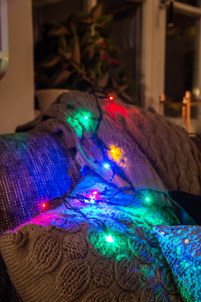 Bunte Micro LED Lichterkette von Konstsmide, dunkelgrünes Kabel, perfekt für Innenräume