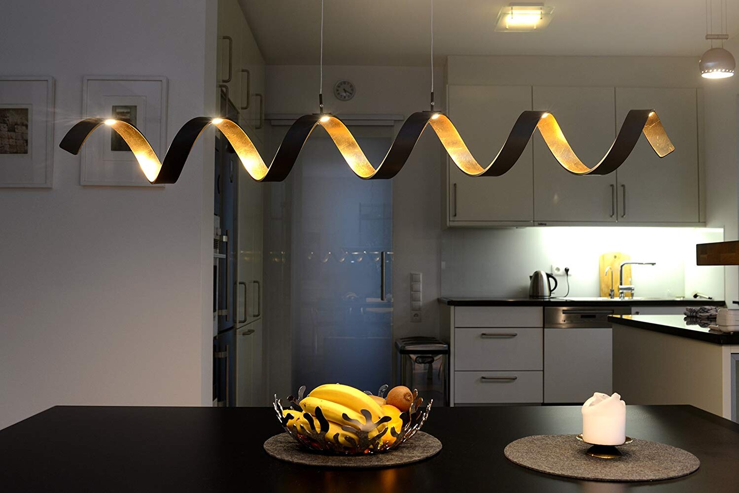 Elegante gold-schwarze LED Pendelleuchte von ECO-LIGHT mit einzigartigem Helix-Design