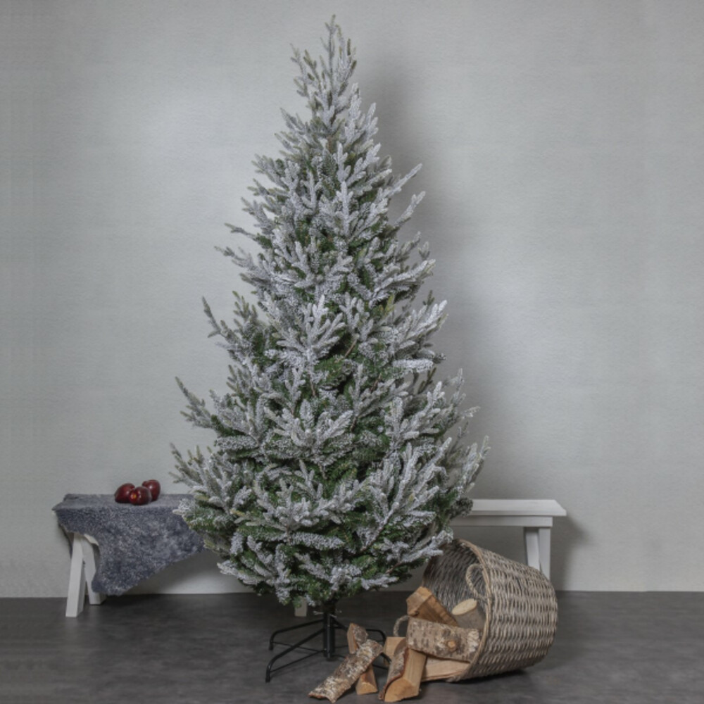 Lebendig grüner Weihnachtsbaum mit Schneedekor von Star Trading