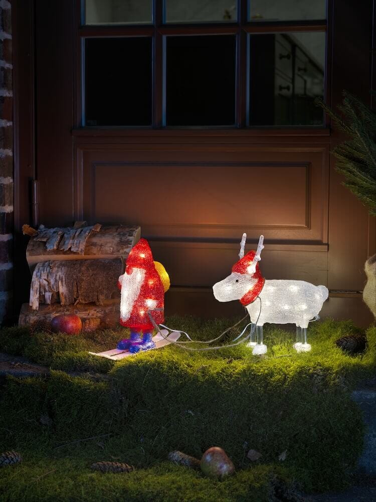 Strahlende weihnachtliche Leuchtfigur von Konstsmide, gesehen in Form eines Weihnachtswichtels mit einem kuscheligen Rentier