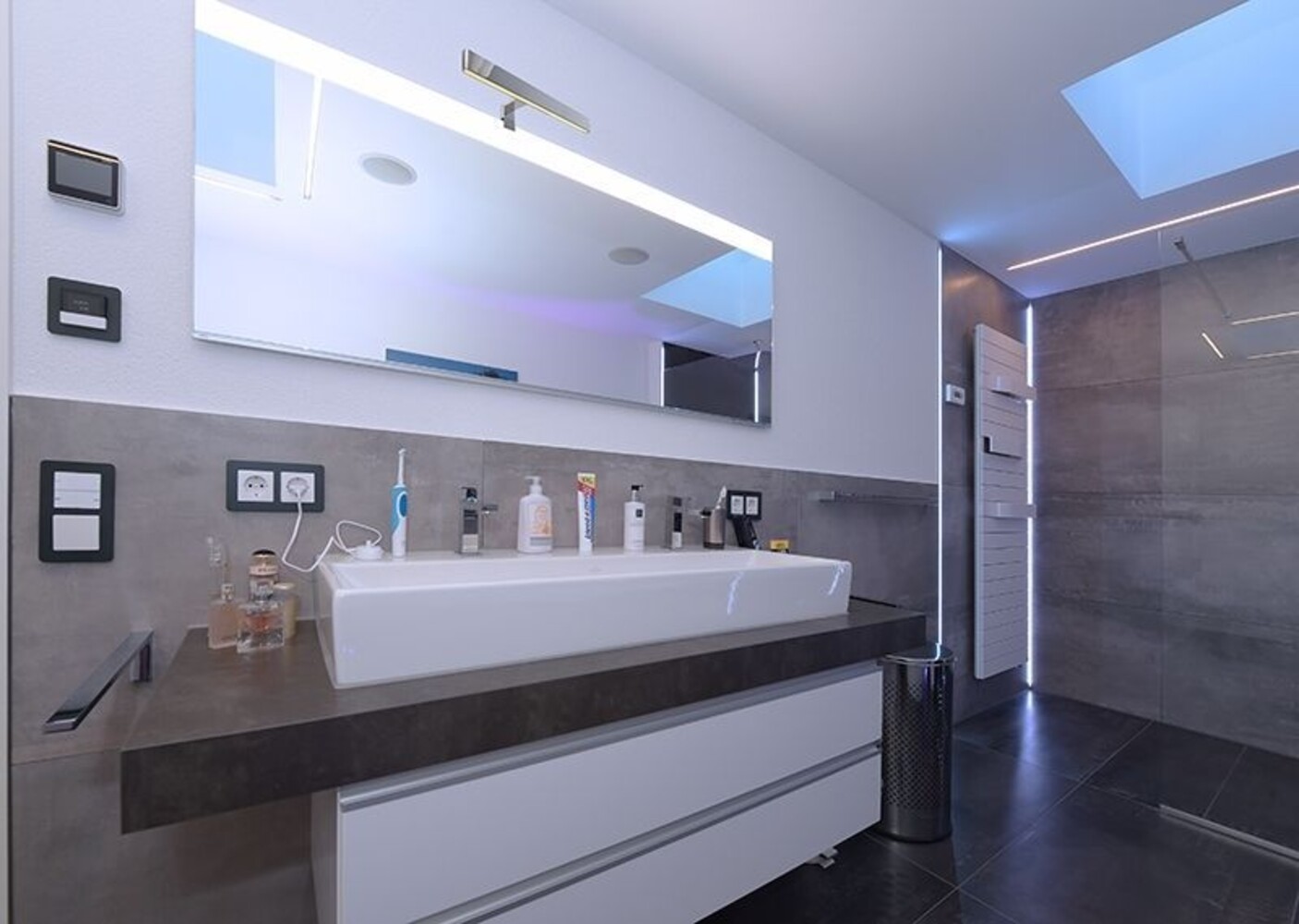 Stilvolle Spiegelleuchte von Deko-Light, perfekt für edles Badezimmer-Design