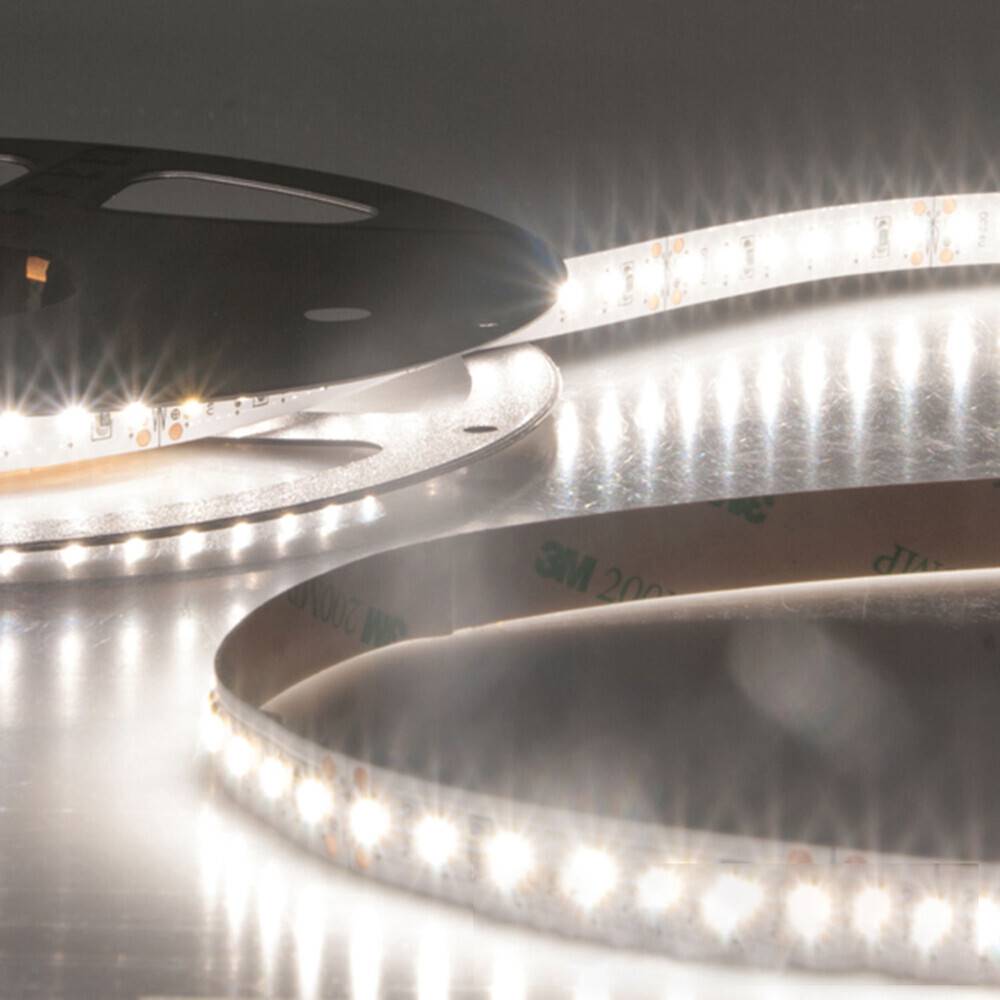 Hochwertiger, neutralweißer LED Streifen von Isoled mit beeindruckender Flexibilität und hoher Lichtqualität