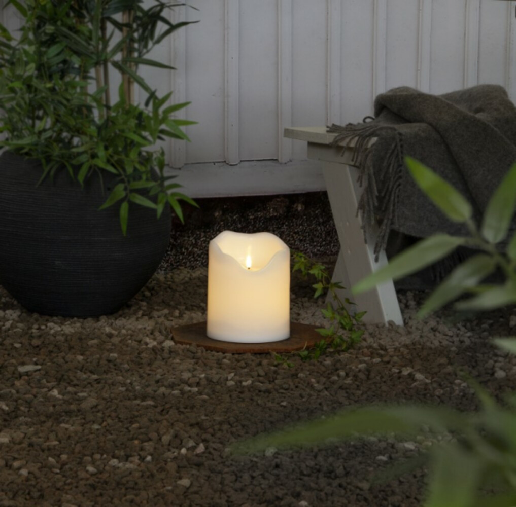 Elegante LED Kerze von Star Trading in weiß mit beweglicher Flamme und Timer Funktion - ideal für den Outdoor Bereich