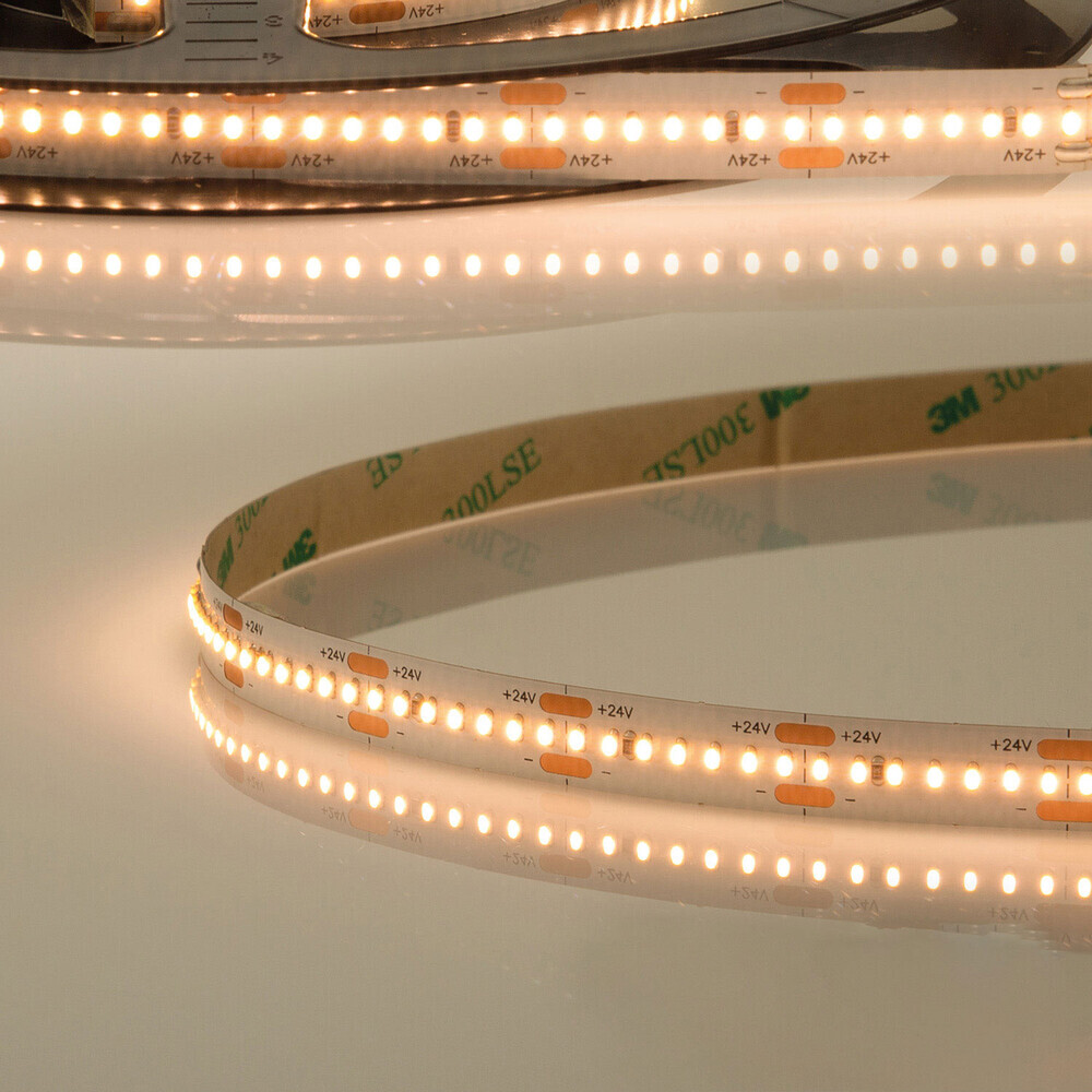 Hochwertiger LED Streifen von Isoled mit warmweißer Beleuchtung und 280 LEDs pro Meter