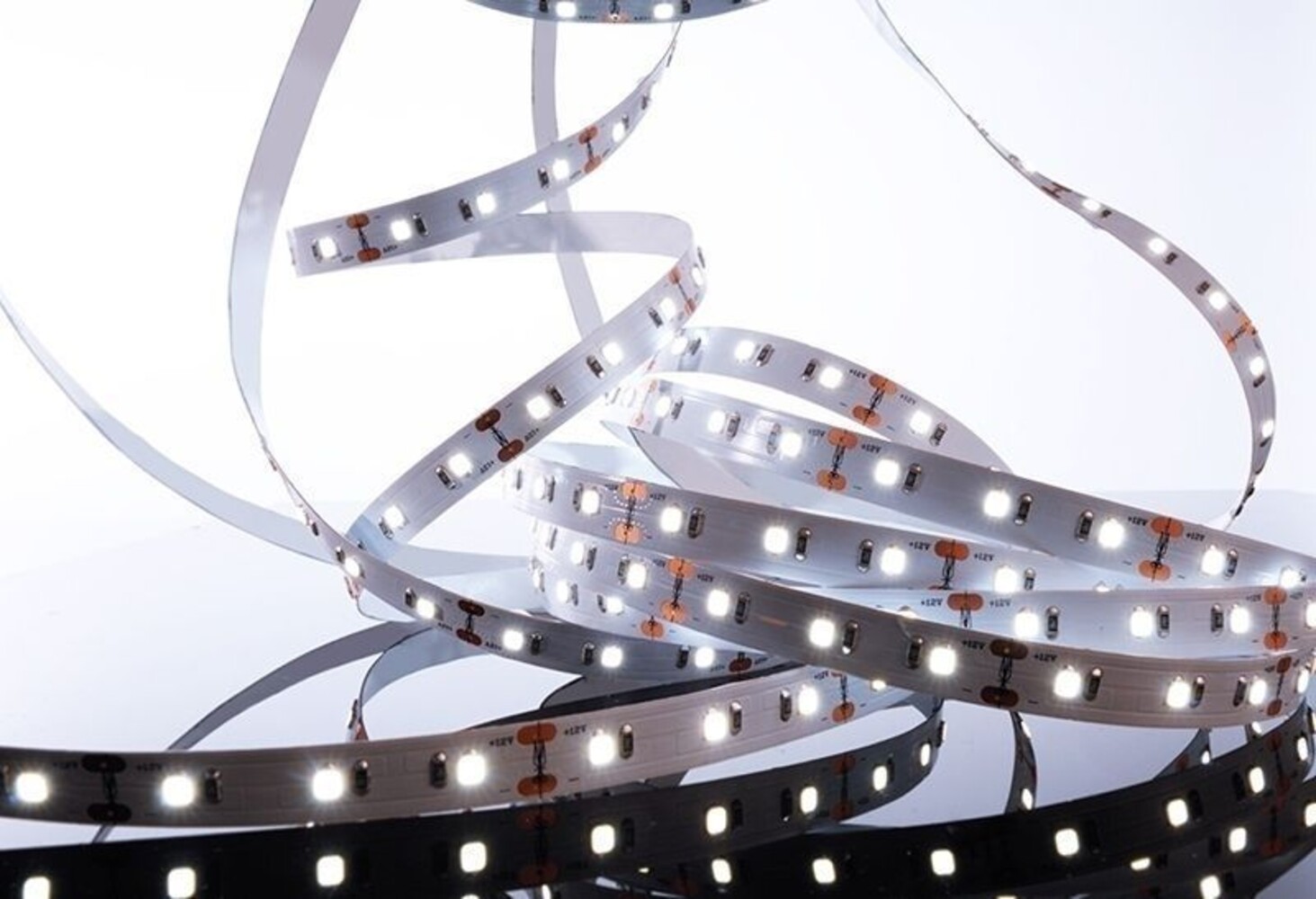 Flexibler LED-Streifen von Deko-Light strahlt in kühlem 4200K Weiß