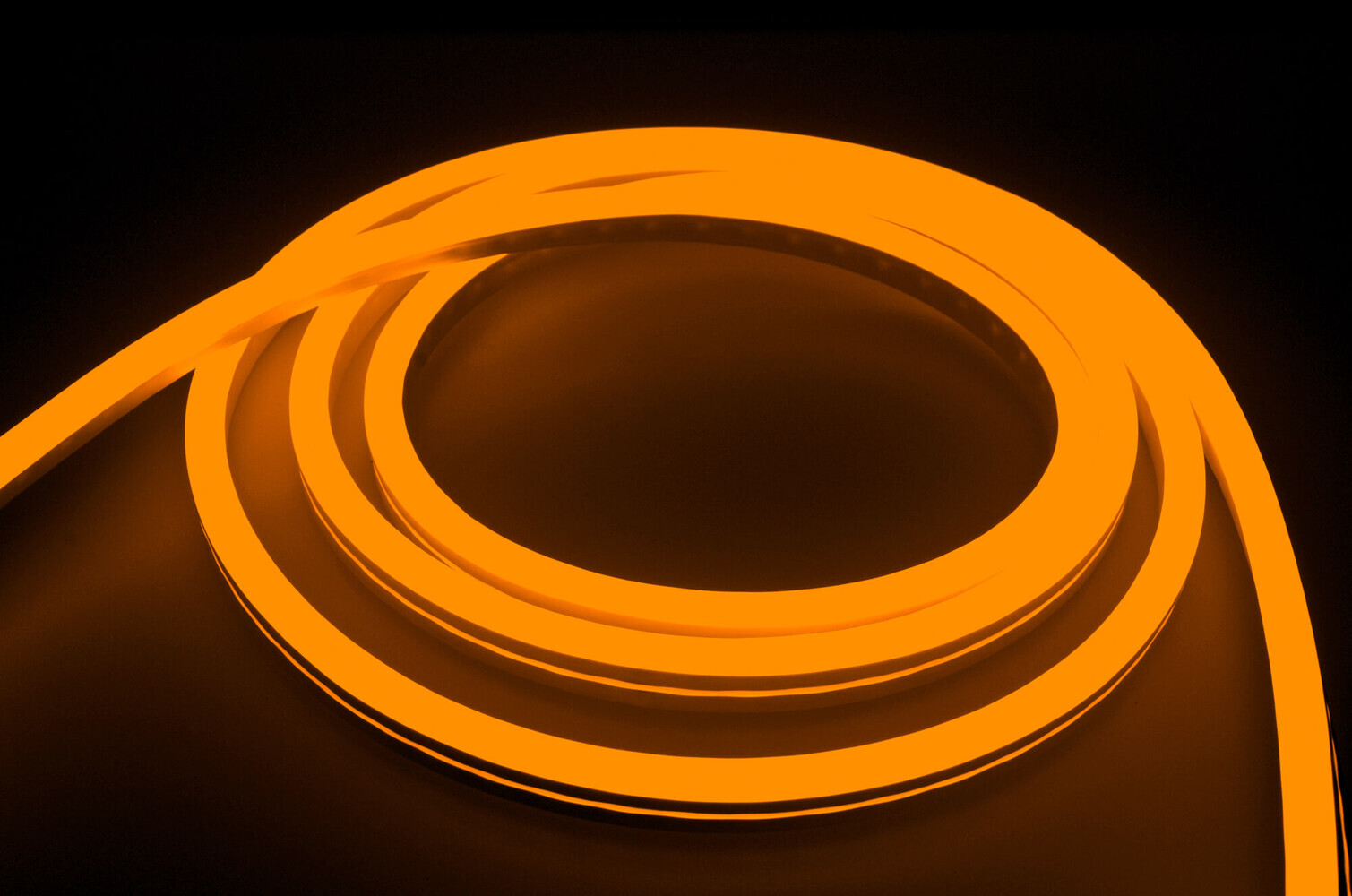 Hochwertiger Professional 230V LED Streifen in orange, IP66 geschützt, inklusive Netzanschlusskabel von LED Universum