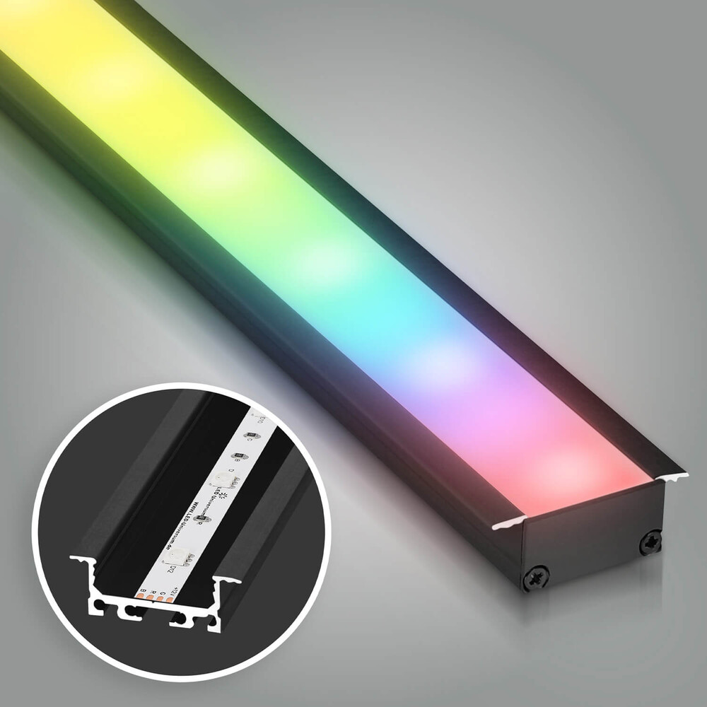 Schwarze, breite LED Leiste von LED Universum mit 30 LEDs pro Meter und RGB Farben