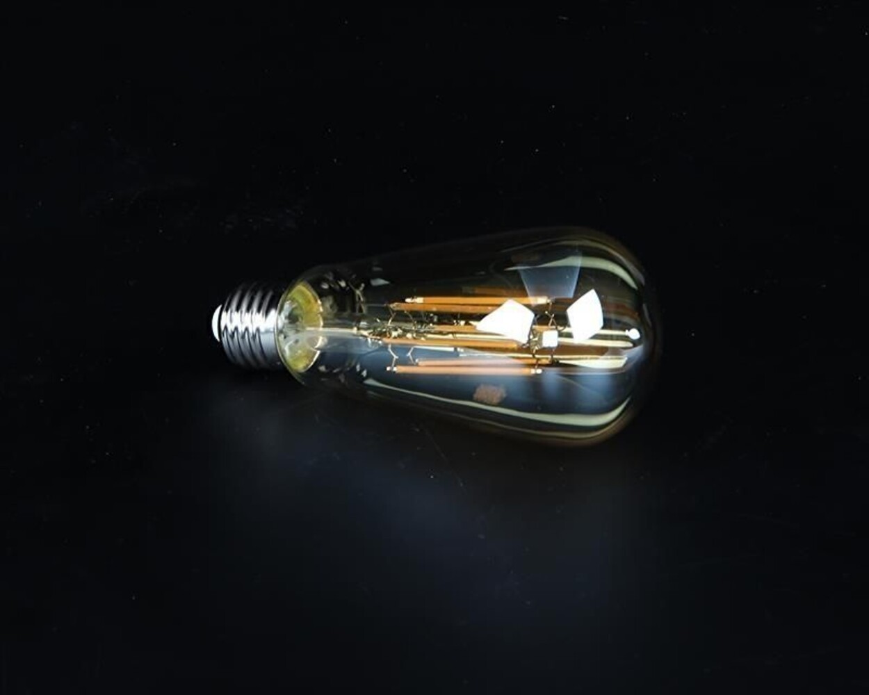 Stilvolles Filament Leuchtmittel der Marke Deko-Light in warmer Lichtfarbe
