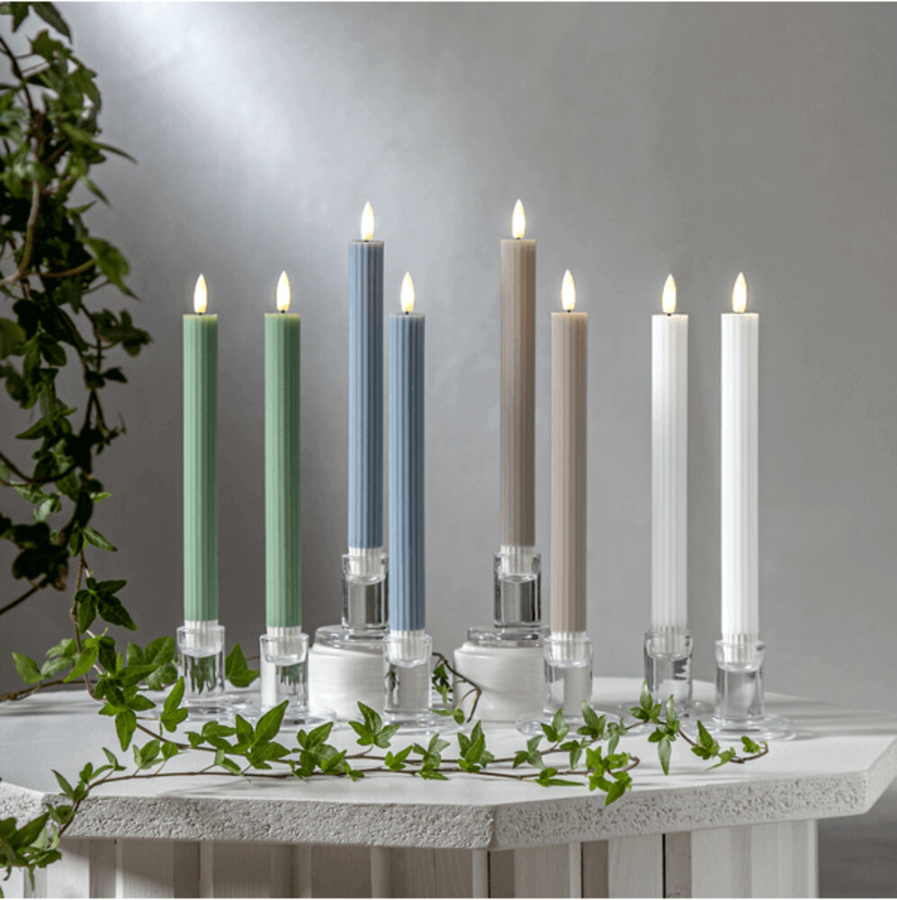 Attraktive grüne LED Kerzen aus Kunststoff und Wachs von Star Trading mit natürlicher Flamme und Timerfunktion