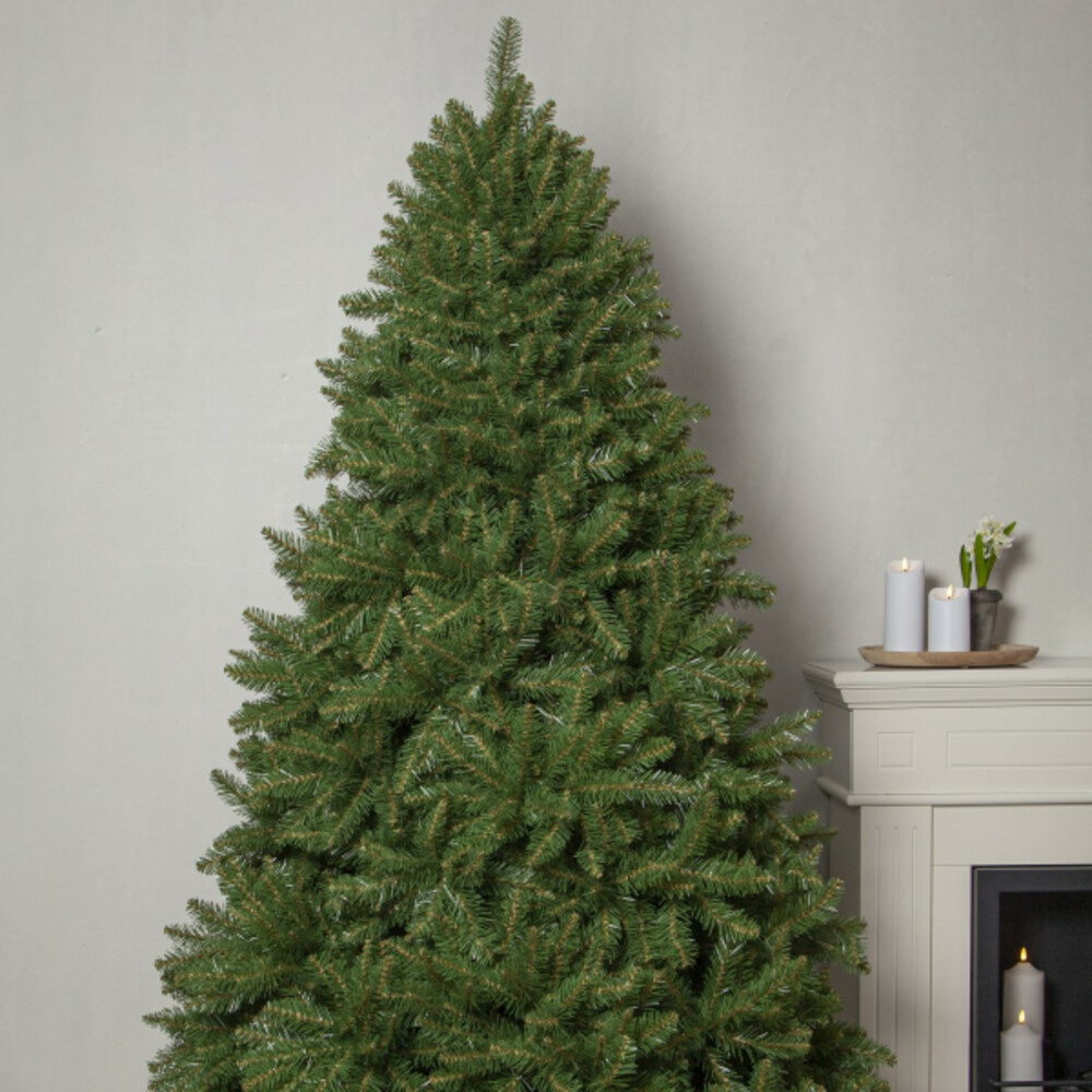 Dicht bewachsener, hochwertiger Weihnachtsbaum mit robustem Metallfuß, perfekt geeignet für den Outdoor-Bereich