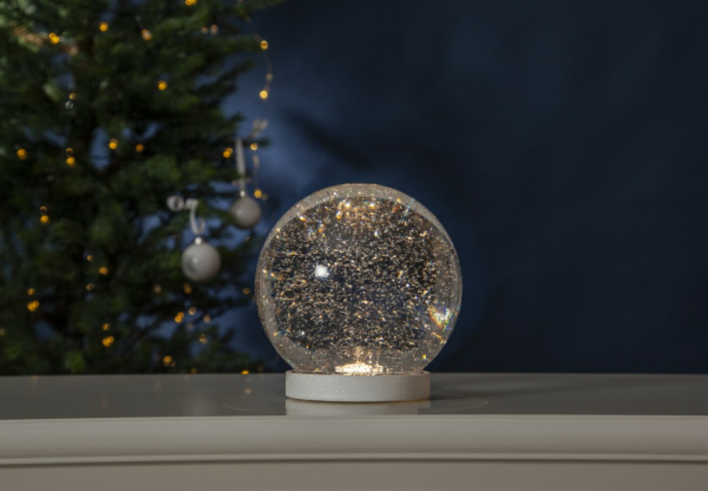 Glitzernde, transparente LED-Schneekugel mit Verwirbler von Star Trading