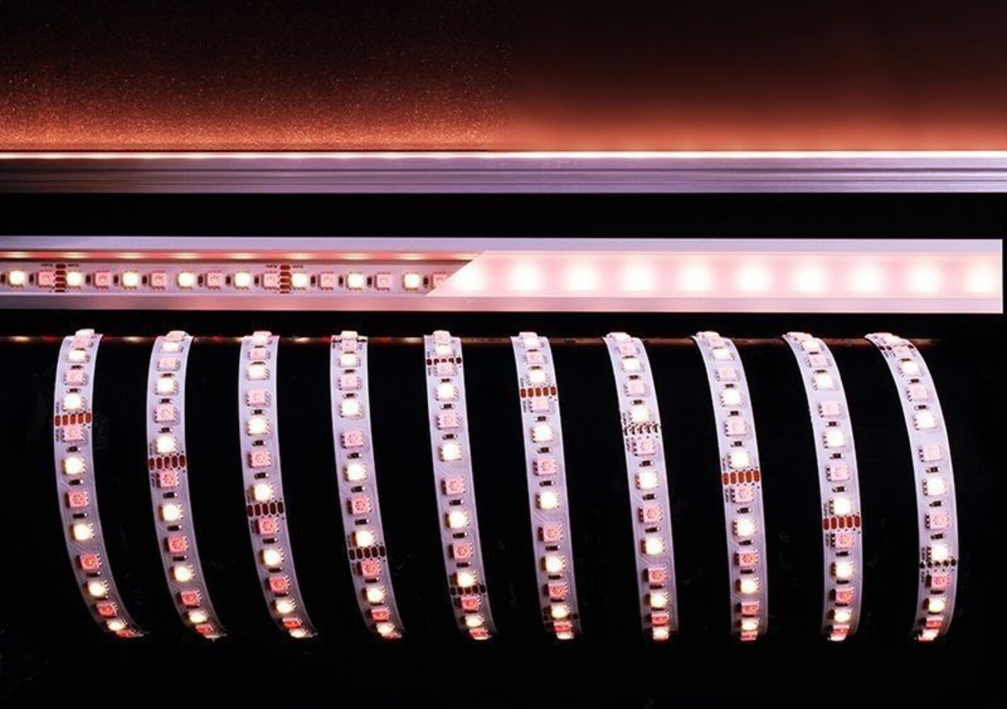 Bild von einem flexiblen und farbenfrohen LED Streifen von Deko-Light