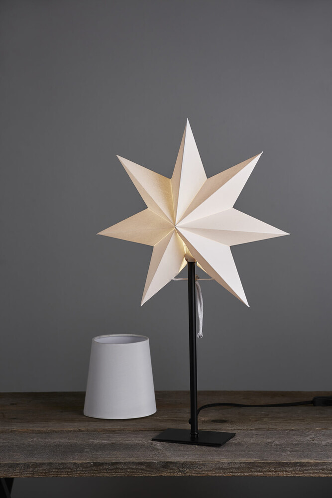 Dekorative weiße und schwarze Dekoleuchten von Star Trading mit schneeverwehtem Sternmuster und Lampenschirm