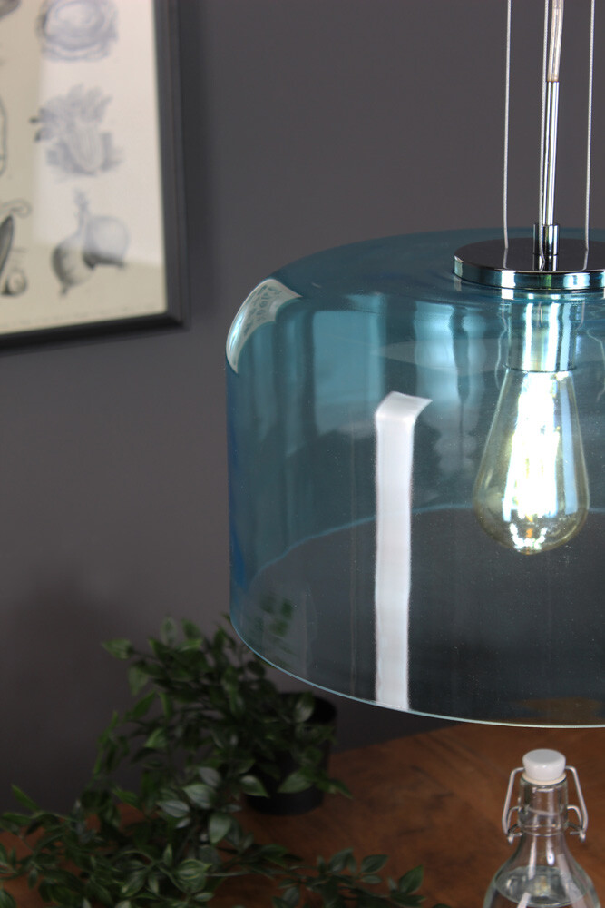 Hypnotisierendes Bild einer ECO-LIGHT Pendelleuchte mit einem traumhaften seeblauen Glas