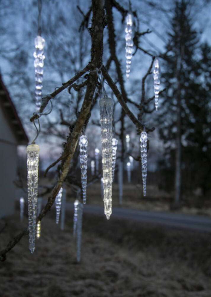 Bild einer beeindruckenden Lichterkette mit 24 strahlenden Eiszapfen in kühlem Weiß von Star Trading