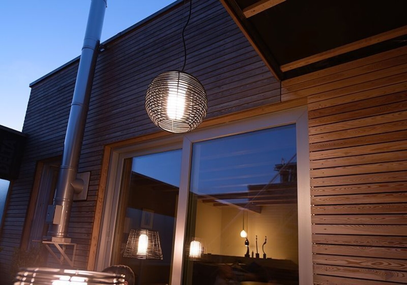 Elegante Pendelleuchte der Marke Deko-Light in stilvoll glänzendem Finish, perfekt zur Beleuchtung und Verschönerung des Wohnbereichs