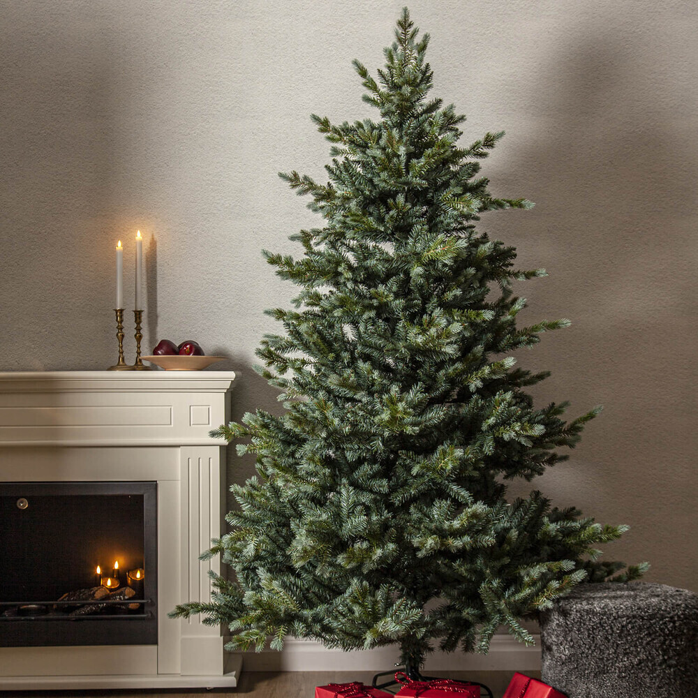 Prachtvoller graugrüner Weihnachtsbaum von Star Trading mit Metallfuß und stolzen 2469 Tips, ideal für den Outdoor-Einsatz