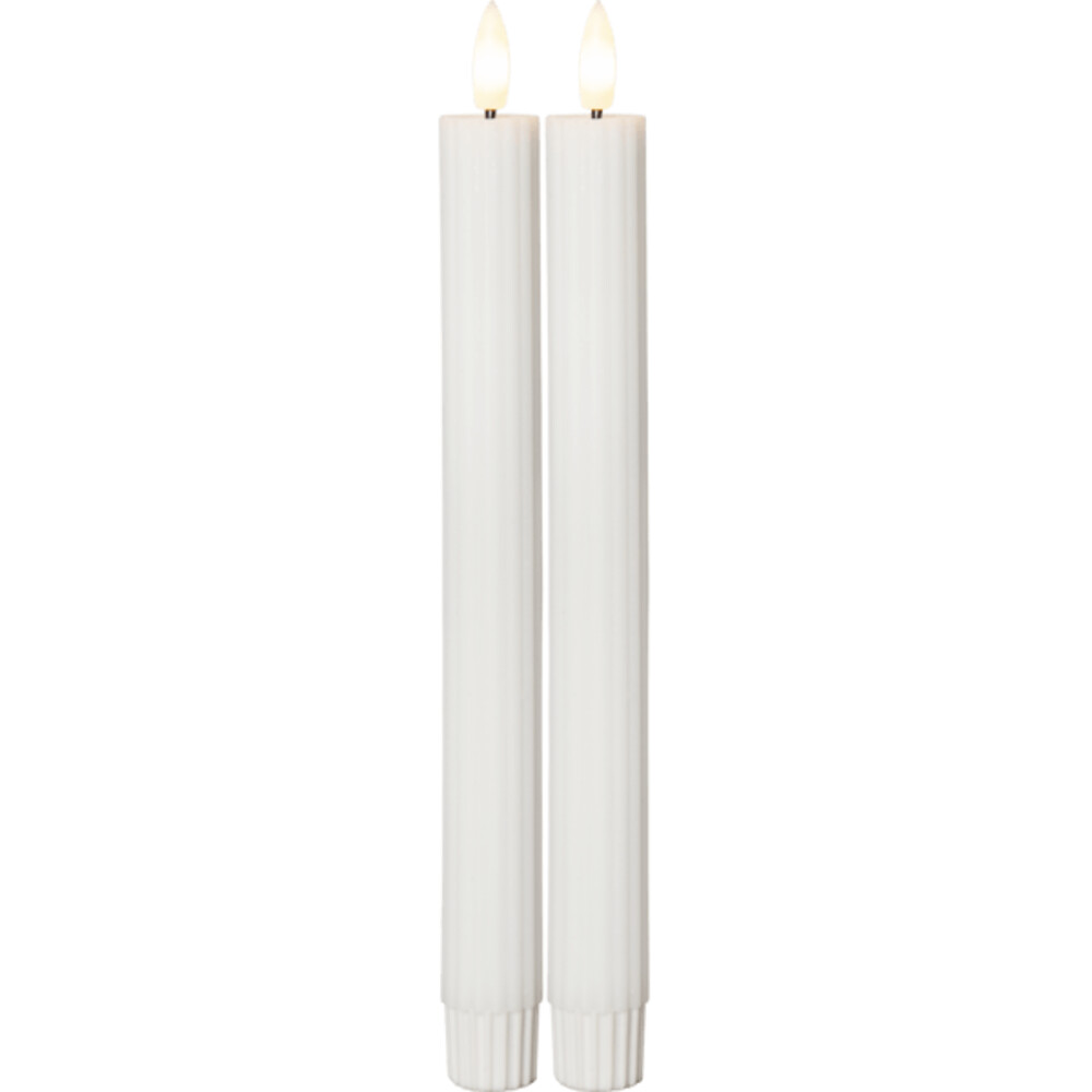 Weiße LED-Kerze mit natürlich wirkender Flamme und eleganter Form von Star Trading