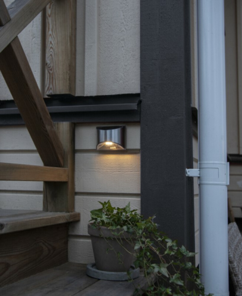 Elegante Wandleuchte für den Außenbereich von Star Trading mit warmweißen LED, aus Edelstahl gefertigt