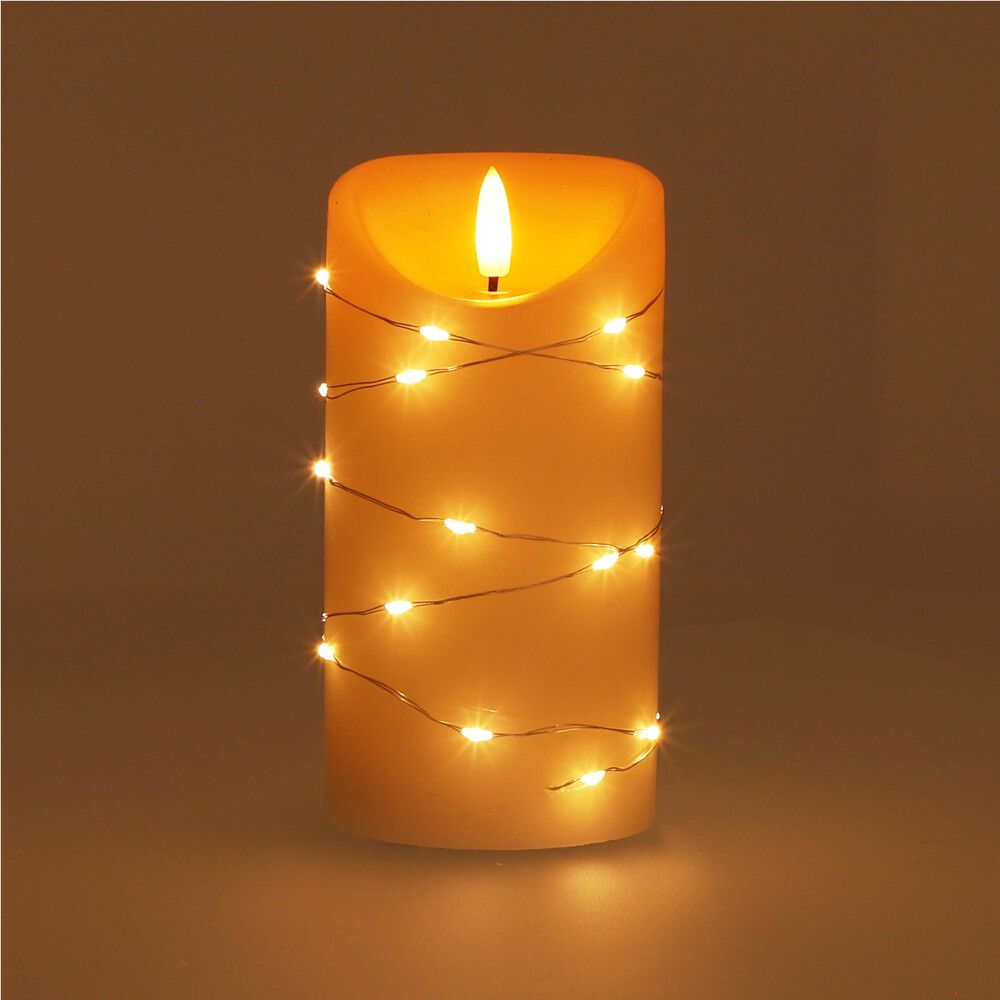Bild von einer stimmungsvoll leuchtenden LED Kerze mit Lichterkette von LED Universum