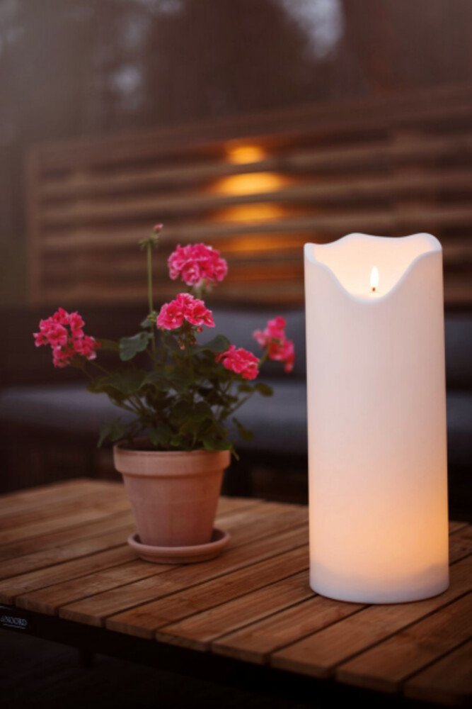 Eine warmweiße LED-Kerze der Marke Star Trading mit beweglicher Flamme und Timer. Für Innen- und Außenbereich geeignet, rund und etwa 16x40cm groß.