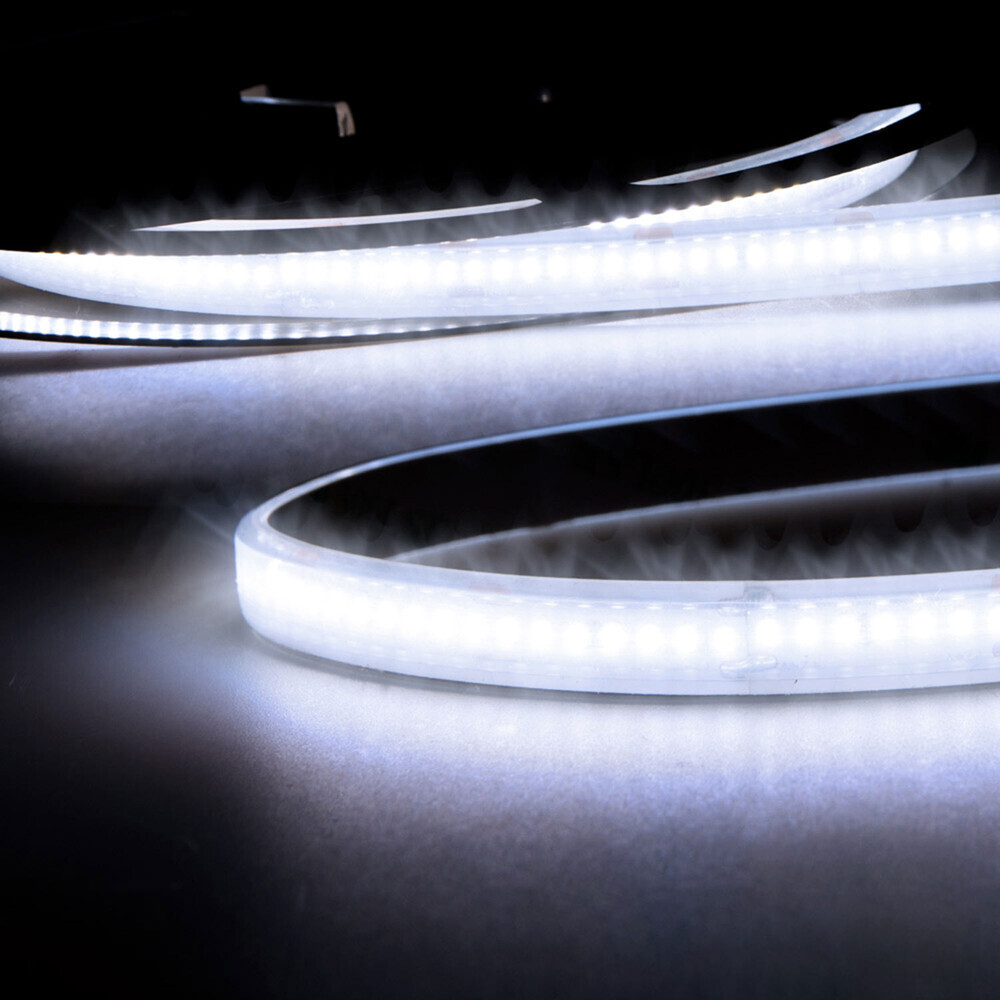 Glänzender LED-Streifen von Isoled mit leuchtenden kalten Farben
