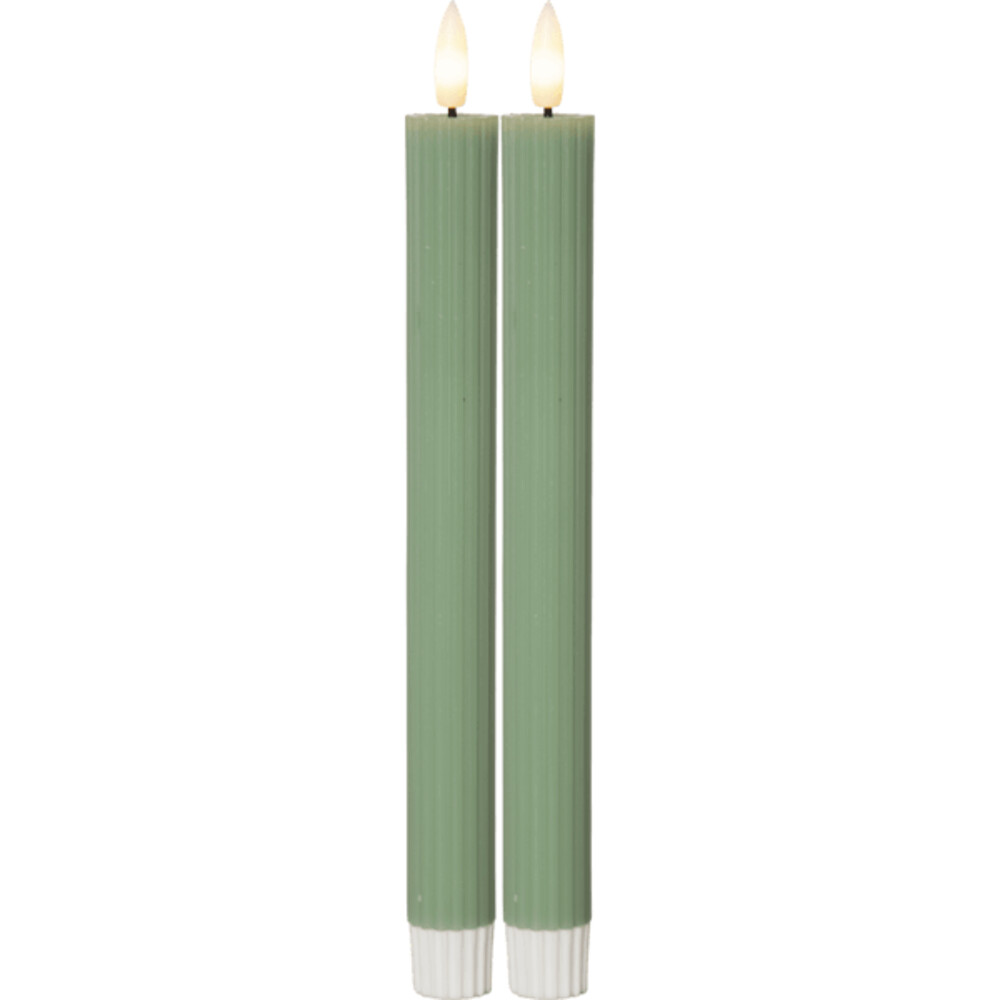 Zwei naturgetreue LED-Kerzen von Star Trading mit warmer weißer Beleuchtung in grüner Qualität