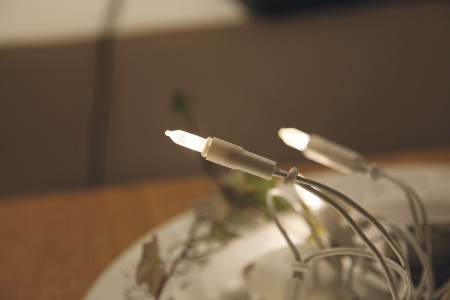 Warmweiß beleuchtete Star Trading Mini-Lichterkette mit weißem Kabel für Innen