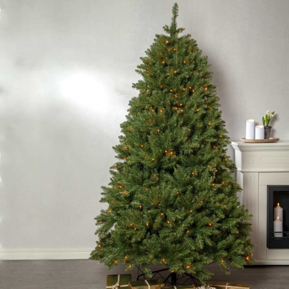 Einne luxuriöse, golden leuchtende LED Weihnachtsbaum von Star Trading, elegant dekoriert und bereit, das Weihnachtsfest zu erleuchten