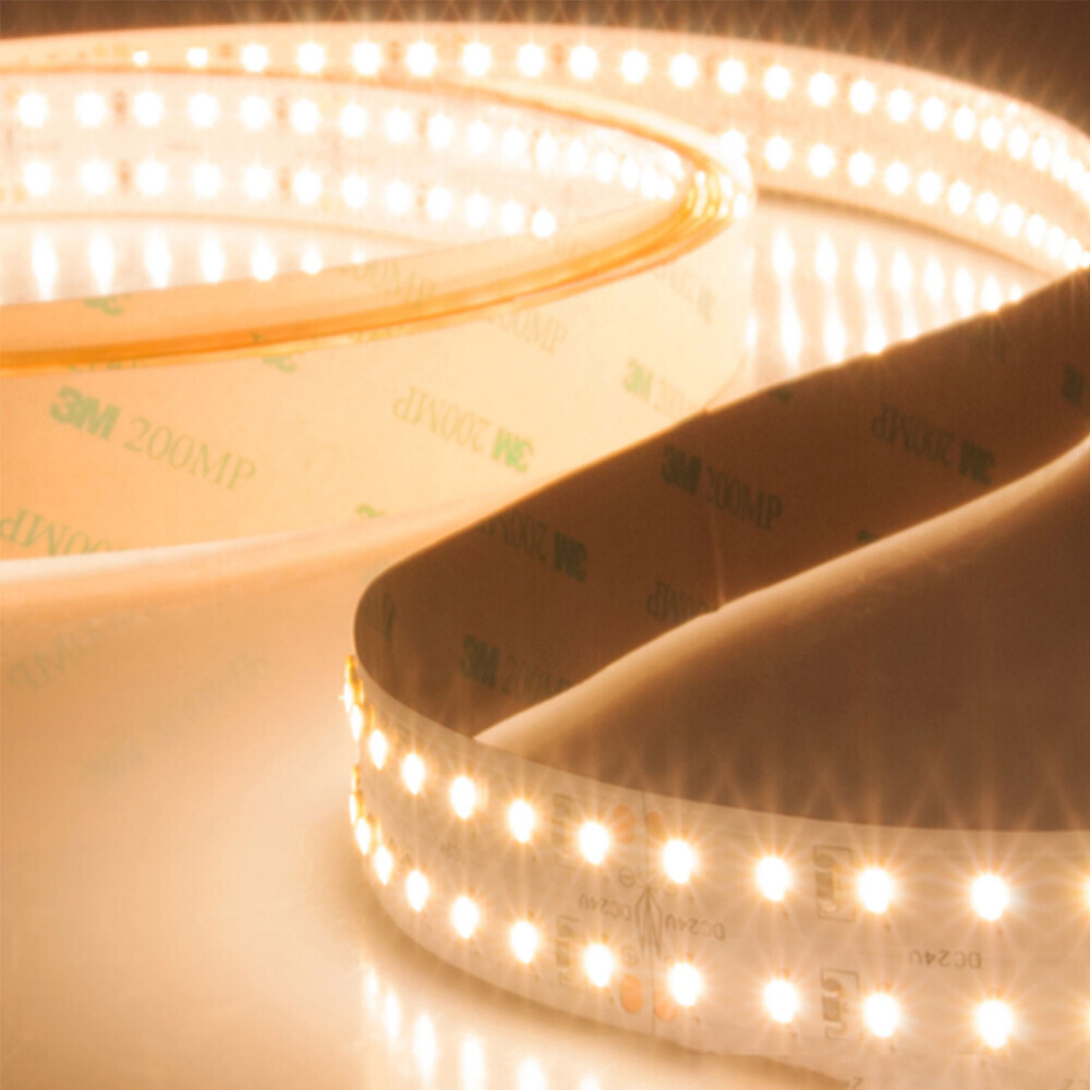 Bild eines flexiblen LED-Streifens der Marke Isoled in warmweißem Licht. Ein erhellendes Stück in Top-Qualität