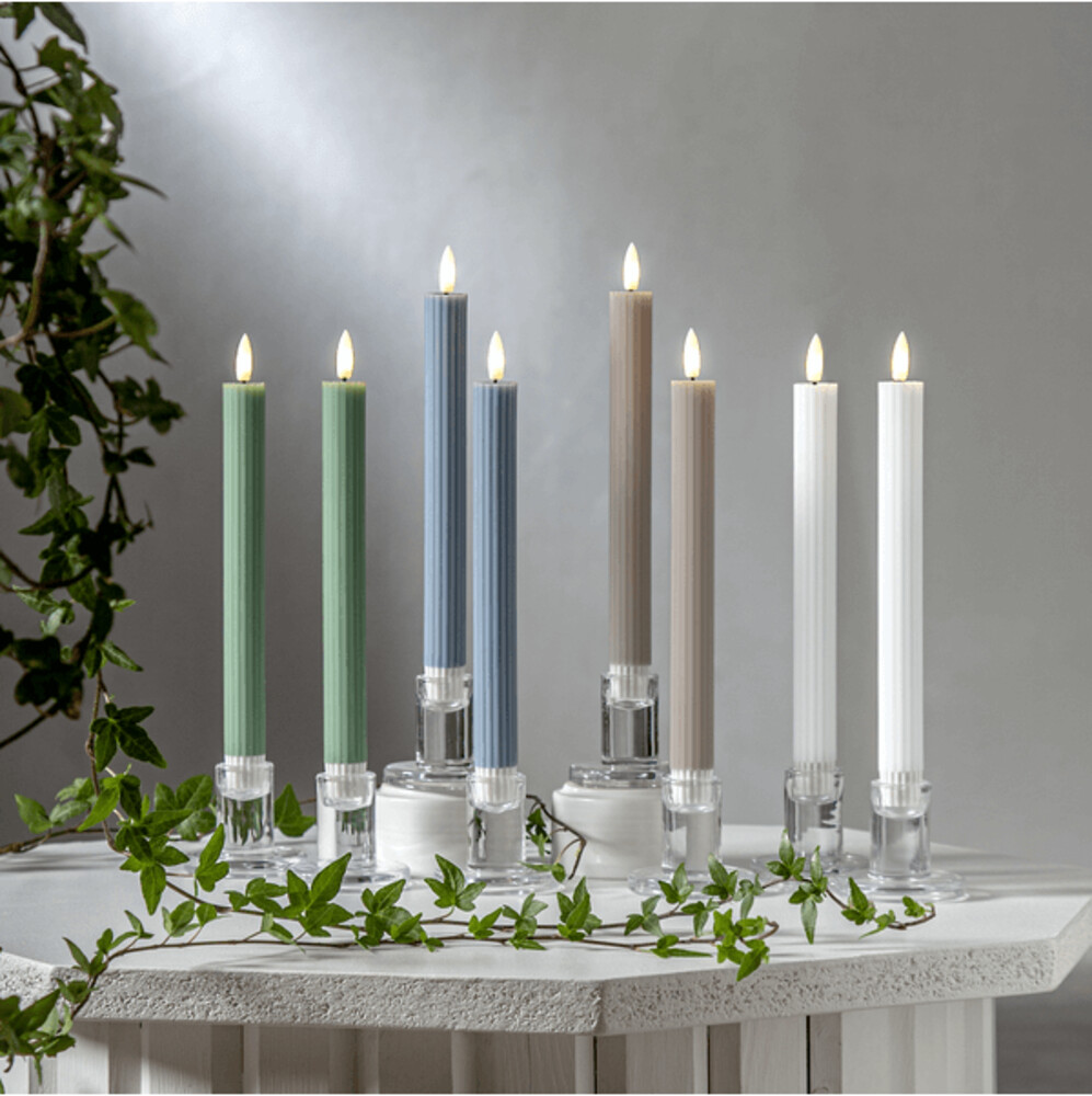 Bezaubernde, blaue LED-Kerzen mit natürlicher Flamme von Star Trading
