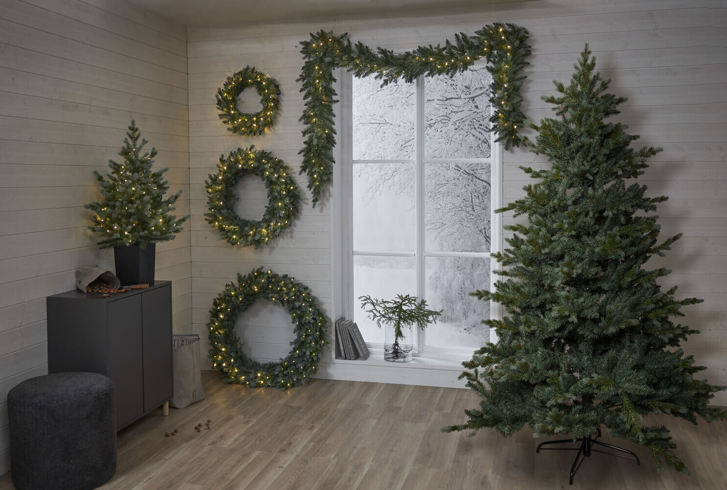 Graugrüner Weihnachtsbaum von Star Trading mit Metallfuß und ausgezeichneter Höhe von etwa 210cm, bereit für Outdoor-Nutzung