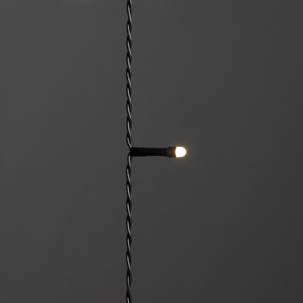 Festliche Lichterkette von Konstsmide mit wunderschön gefrosteten Dioden und schlankem schwarzen Kabel