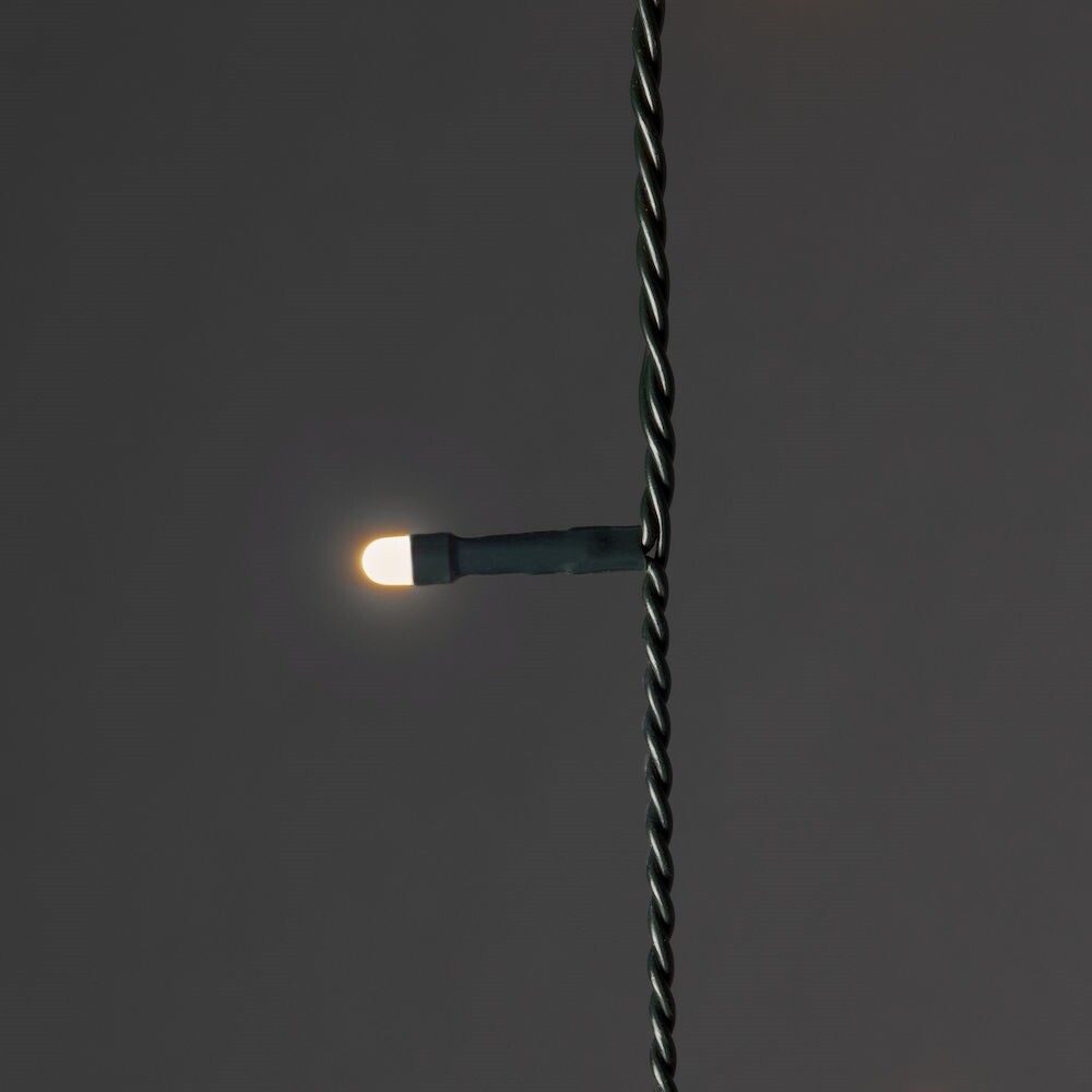 Bezaubernder gefrosteter LED Baummantel von Konstsmide, strahlend mit bernsteinfarbenen Dioden