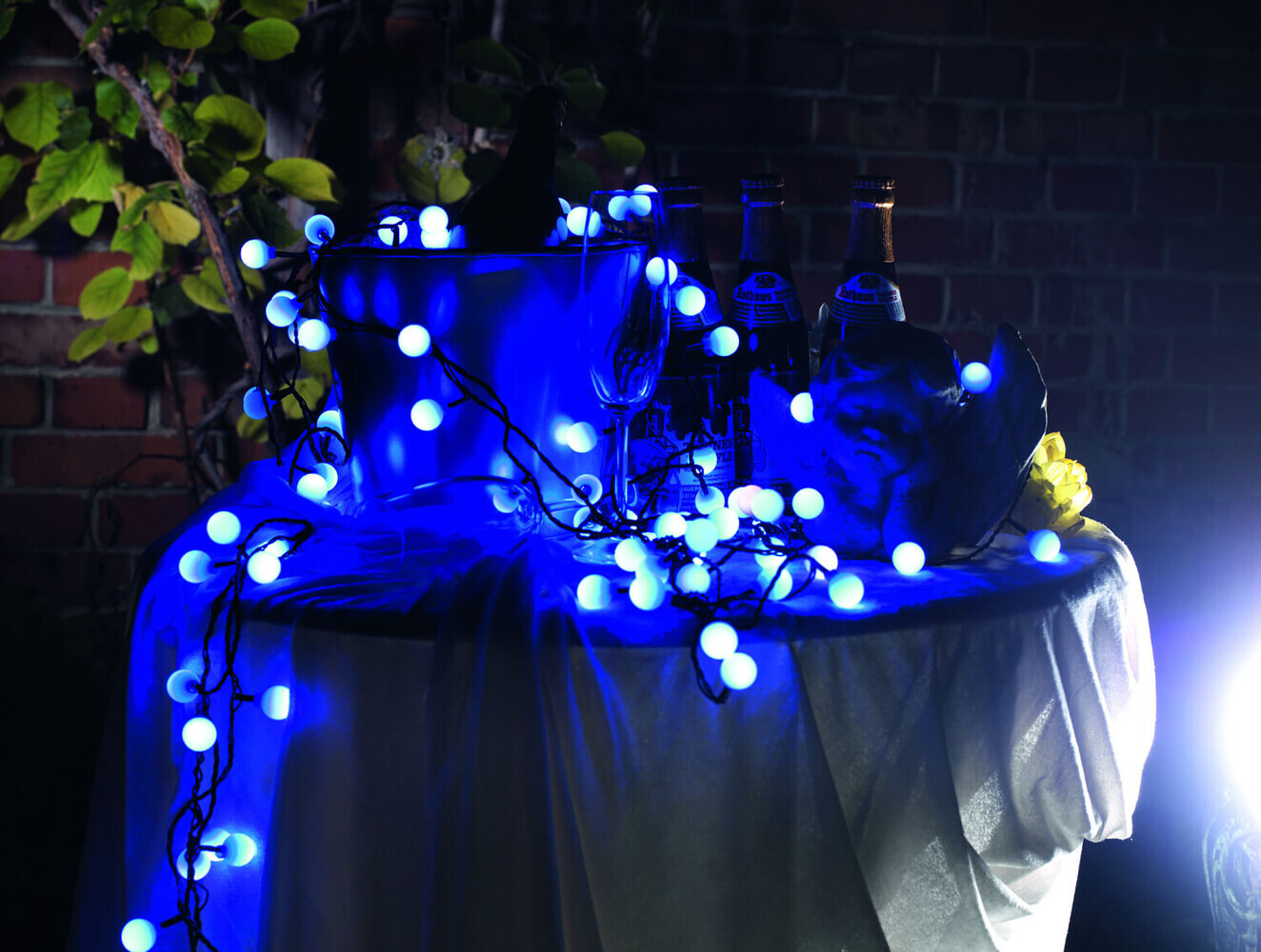 Stimmungsvolle Lichterkette von Konstsmide mit leuchtenden, farbwechselnden LEDs und dunklem Kabel