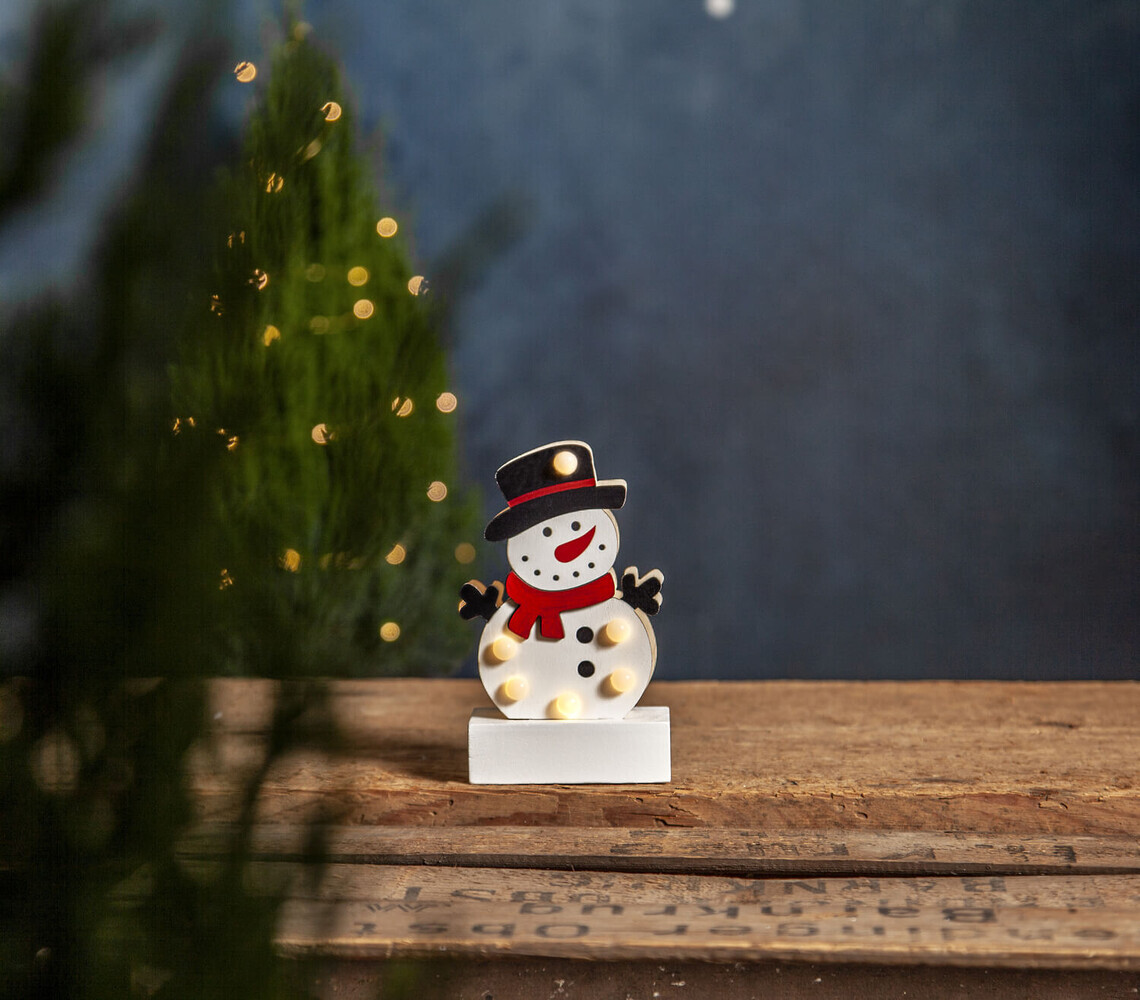 Bunte, holzige Dekoleuchte von Star Trading: Freddy, der leuchtende Schneemann mit herzlicher Ausstrahlung und warmen LED-Lichtern
