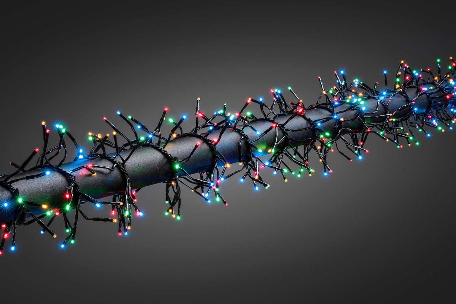 Farbenfrohe Micro LED Büschellichterkette von Konstsmide strahlend vor dunklem Hintergrund