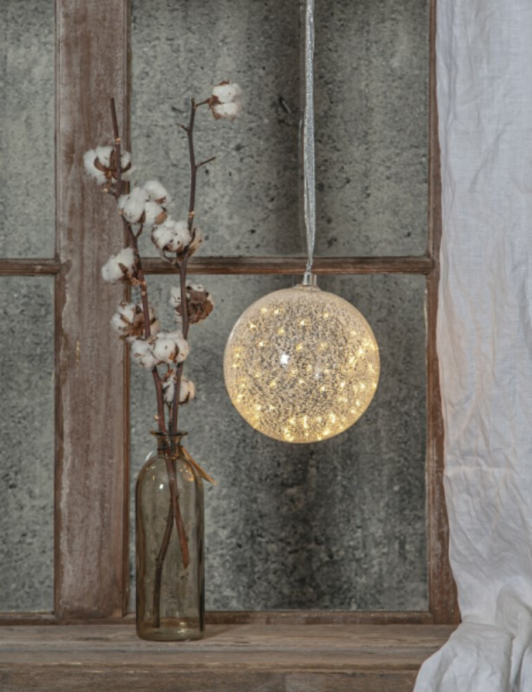 Wunderschöne frosted Glaskugel mit warmweißen LED von Star Trading