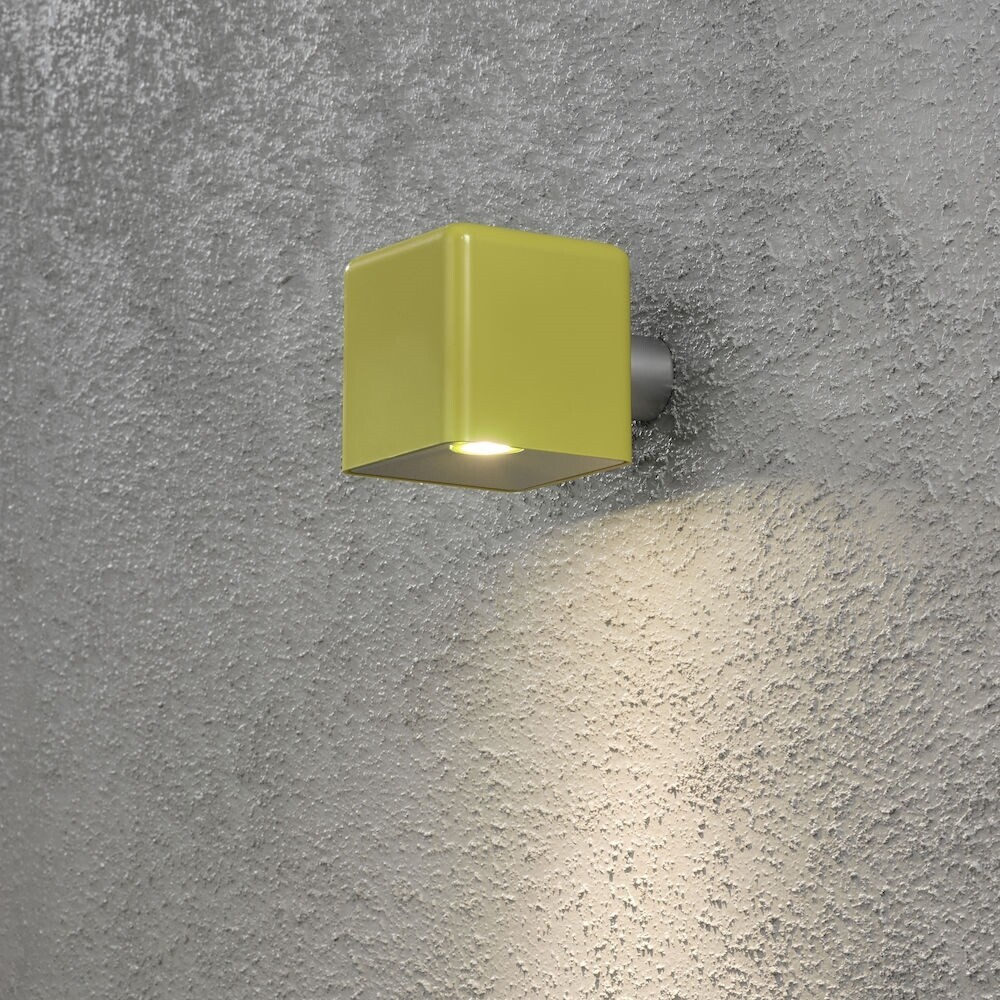 Gelbe LED-Außenwandleuchte von der Marke Konstsmide aus der Serie Amalfi