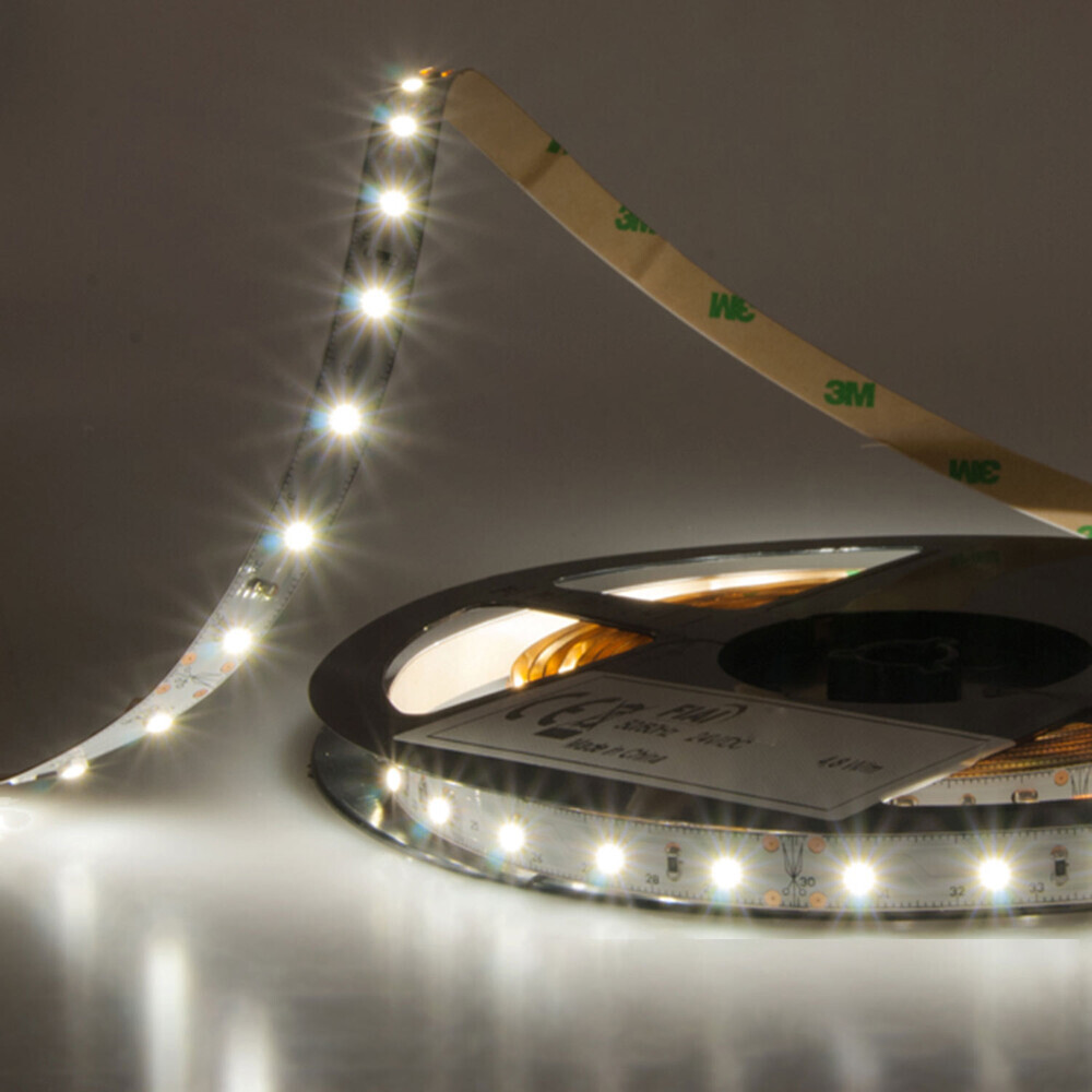 Strahlender LED Streifen von Isoled in neutralweißem Licht